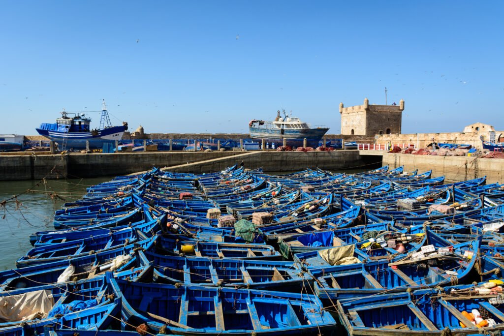 À la découverte d'Essaouira : une visite entre culture et nature 3 Bateaux traditionnels bleus gares sur le port dEssaouira Maroc